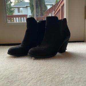 BLACK HEELED BOOTS